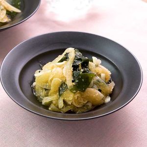 「玉ねぎとわかめのごまポン酢あえ」のレシピ動画