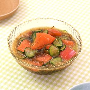 「もずくとトマトのごまポン酢あえ」のレシピ動画