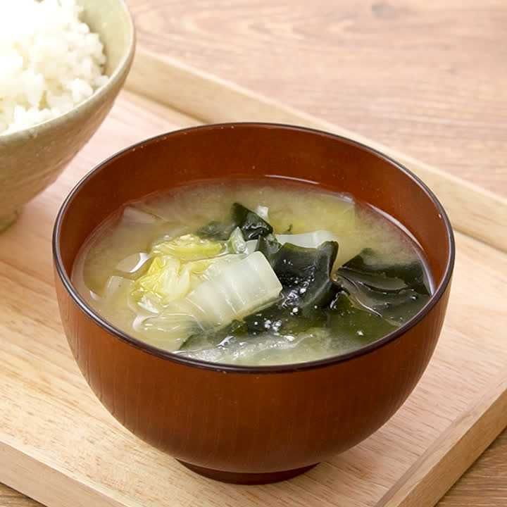 白菜とわかめの味噌汁