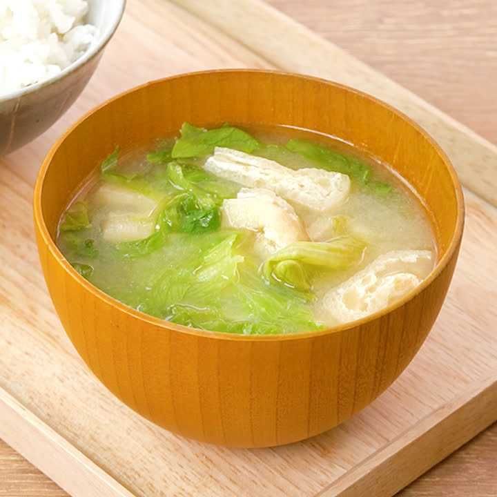 レタスと油揚げの味噌汁
