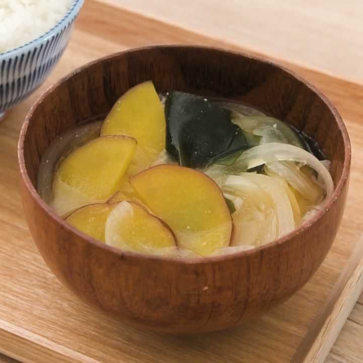 さつまいもとわかめの味噌汁