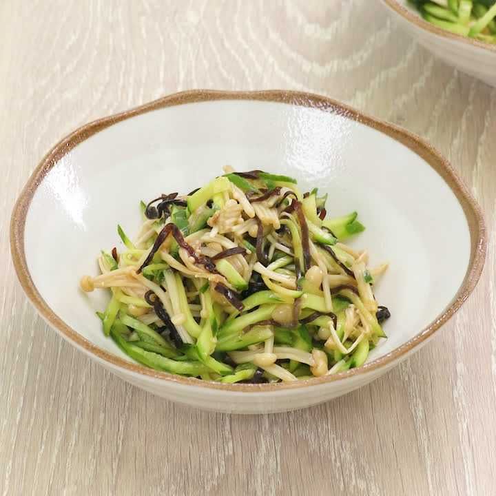 きゅうりとえのきの塩昆布和え