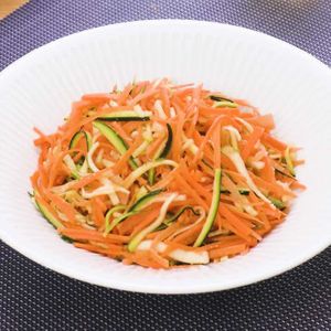にんじんとズッキーニのごまポン酢和え