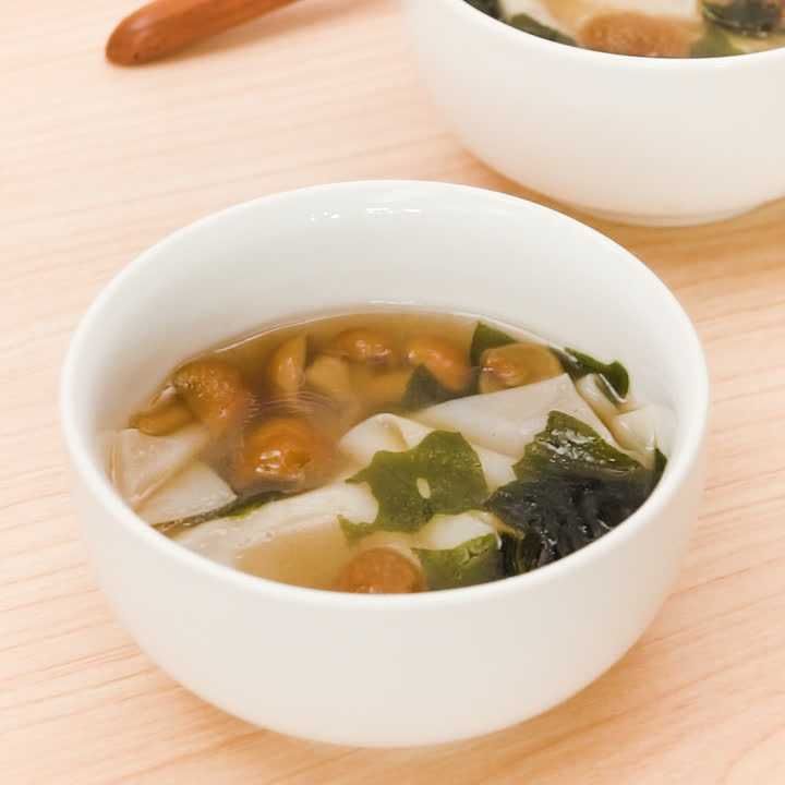 なめことわかめのワンタン風スープ