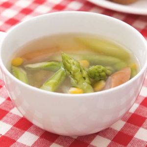 アスパラとソーセージのコンソメスープ