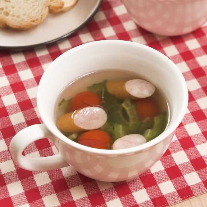 ゴーヤーとソーセージのコンソメスープ