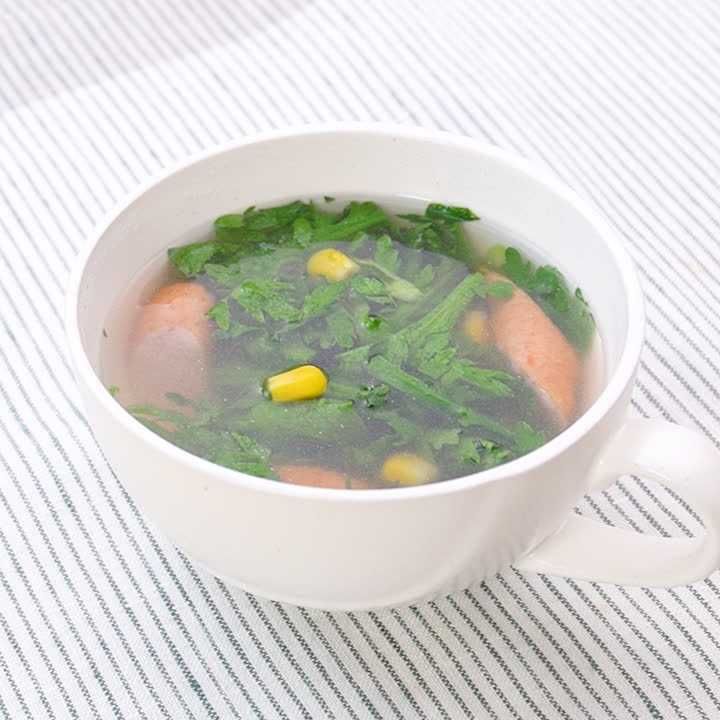 春菊とソーセージのコンソメスープ