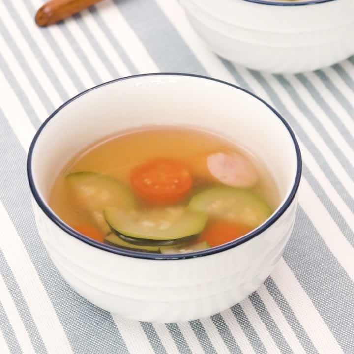 旨味たっぷり ズッキーニとソーセージのコンソメスープのレシピ動画 作り方 Delish Kitchen 旨味たっぷり ズッキーニとソーセージのコンソメスープのレシピ動画 作り方 Delish Kitchen