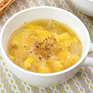 「玉ねぎと卵のコンソメスープ」のレシピ動画