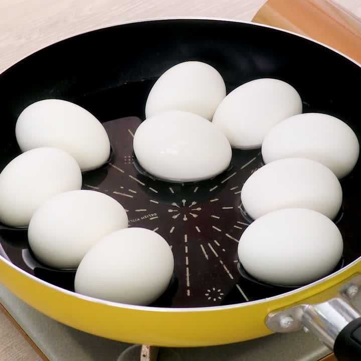 フライパンでゆで卵を作る時短裏技！水1cmで極上半熟に仕上げるコツ
