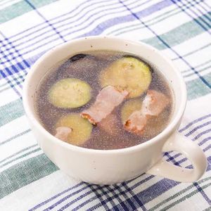 「なすとベーコンのコンソメスープ」のレシピ動画