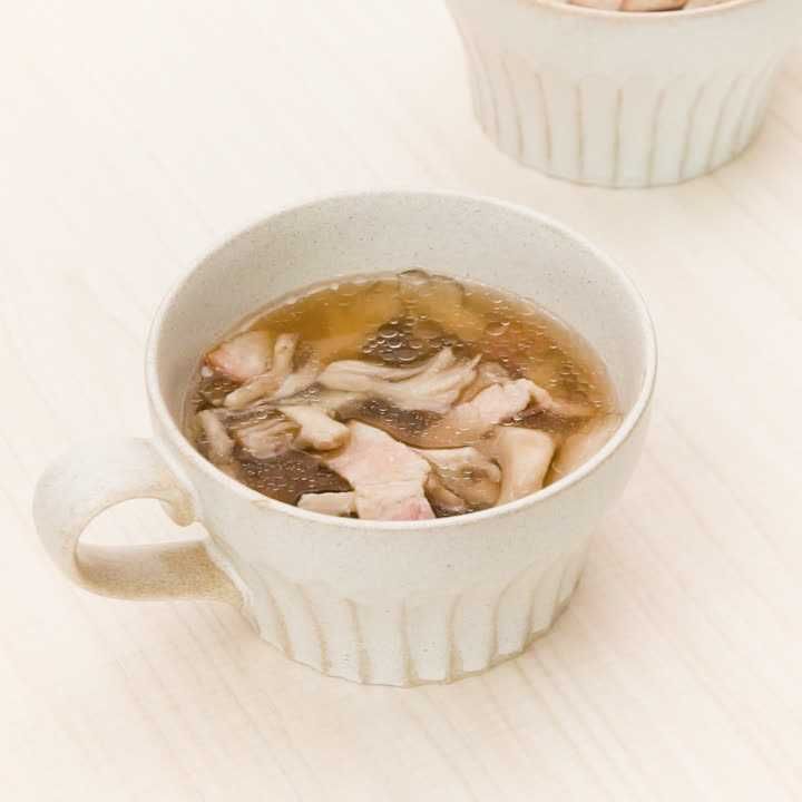 まいたけとベーコンのコンソメスープ