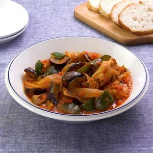 「手羽元となすのトマト煮」のレシピ動画
