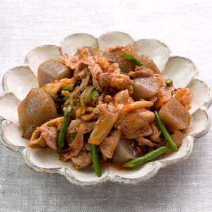 「豚肉とこんにゃくのキムチ炒め」のレシピ動画