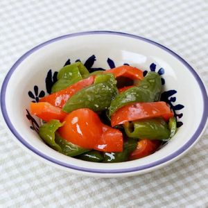 「ピーマンとパプリカのオイル煮」のレシピ動画