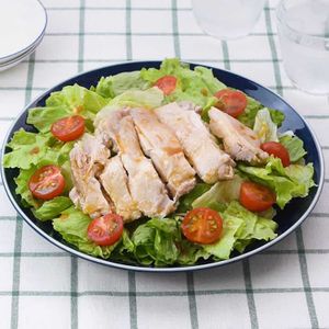 「蒸し鶏のわさびドレッシングがけ」のレシピ動画