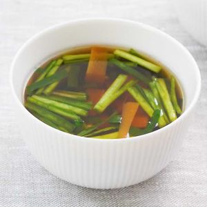「にんじんとニラのスープ」のレシピ動画
