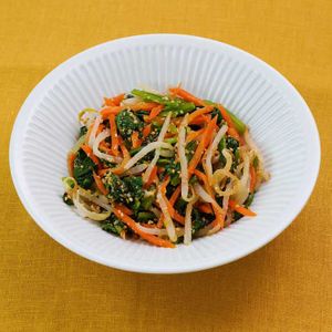 「ほうれん草ともやしのごまあえ」のレシピ動画