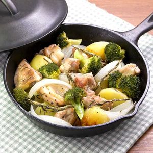 「鶏肉とじゃがいものハーブ焼き」のレシピ動画