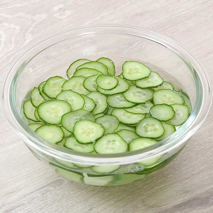 洗い流すきゅうりの塩もみ