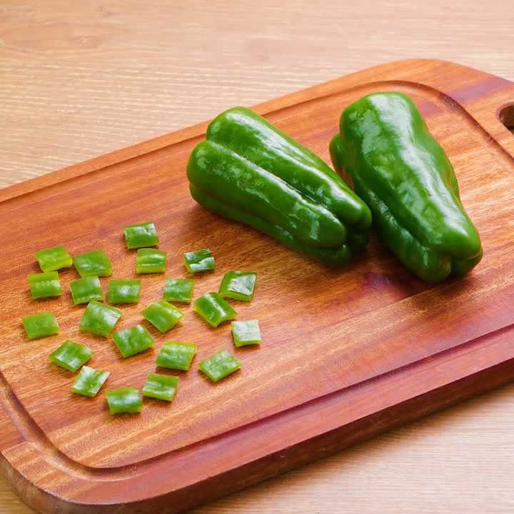 ピーマンの色紙切り