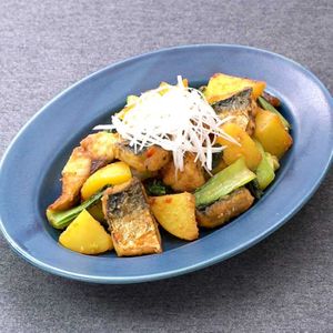 「揚げサバとじゃがいものピリ辛炒め」のレシピ動画