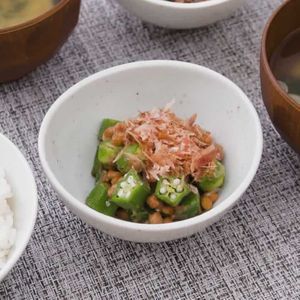 「納豆とオクラの梅肉おかかあえ」のレシピ動画