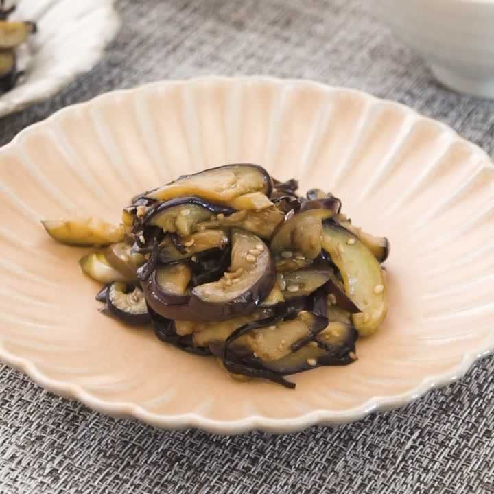 素材ひとつで作る なすの塩昆布炒めのレシピ動画 作り方 Delish Kitchen 素材ひとつで作る なすの塩昆布炒めのレシピ動画 作り方 Delish Kitchen
