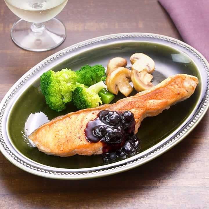 鮭のポワレブルーベリーソース添え