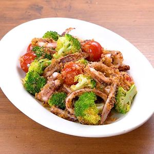 イカとブロッコリーのにんにくパン粉がけ