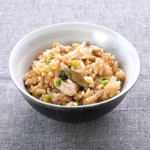 「鶏肉とごぼうのバター醤油炊き込みご飯」のレシピ動画