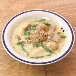 「鶏肉とマッシュルームのクリーム煮」のレシピ動画