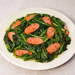 「ほうれん草とソーセージのケチャップ炒め」のレシピ動画