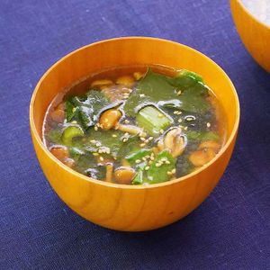 「チンゲン菜となめこのわかめスープ」のレシピ動画