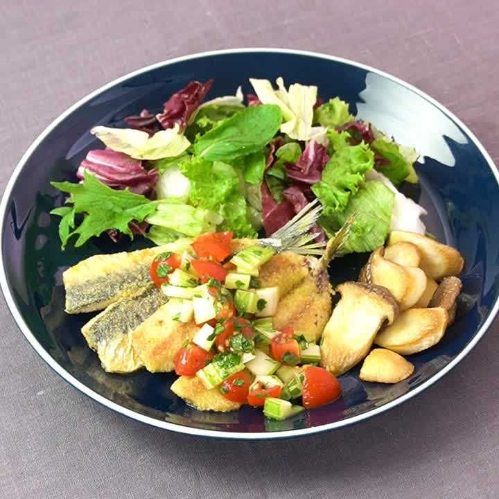 イワシのおから焼きトマトソースがけ