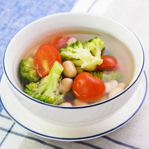 ブロッコリーと豆のトマトスープ