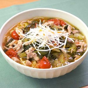 「チンゲン菜とミニトマトのサンラータン麺」のレシピ動画