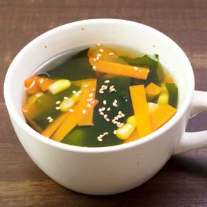 「にんじんとわかめのスープ」のレシピ動画