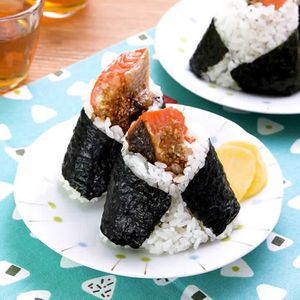 「ごまマヨ焼き鮭のおにぎり」のレシピ動画