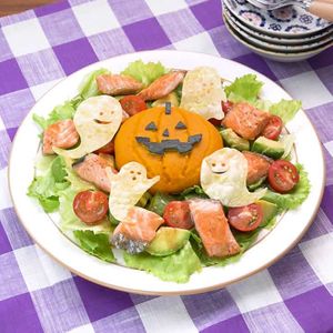 「かぼちゃとサーモンのハロウィンサラダ」のレシピ動画