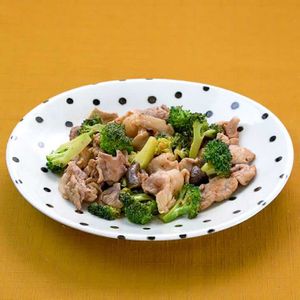 「豚肉としいたけのピリ辛炒め」のレシピ動画