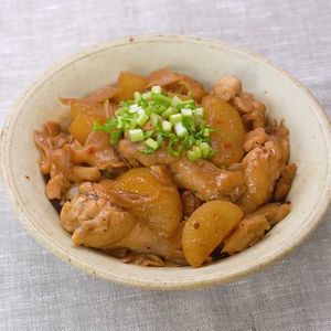 「手羽元と大根のピリ辛煮込み」のレシピ動画