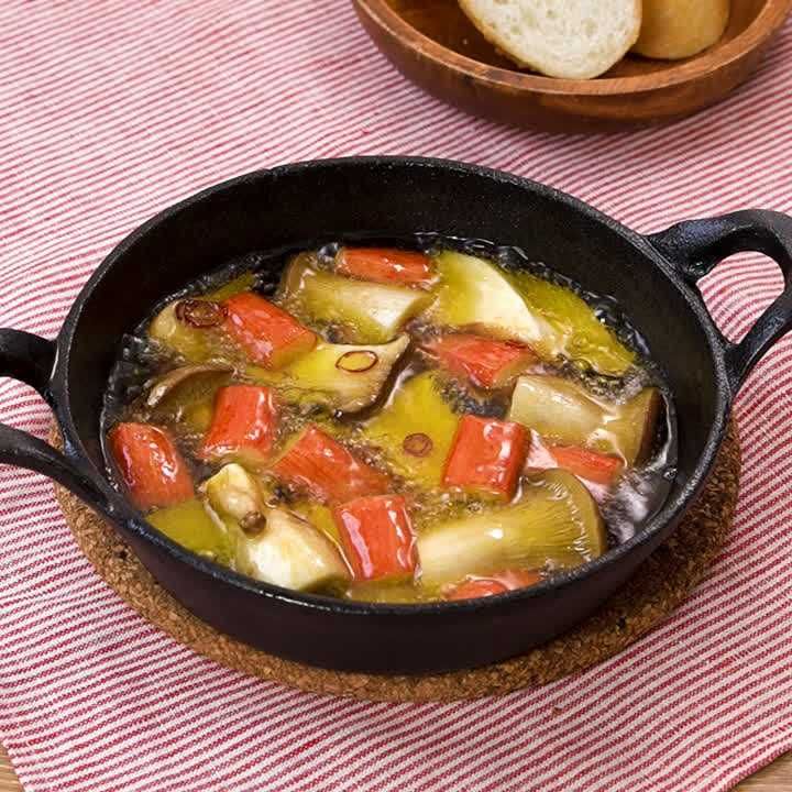 カニカマボコとエリンギのアヒージョ