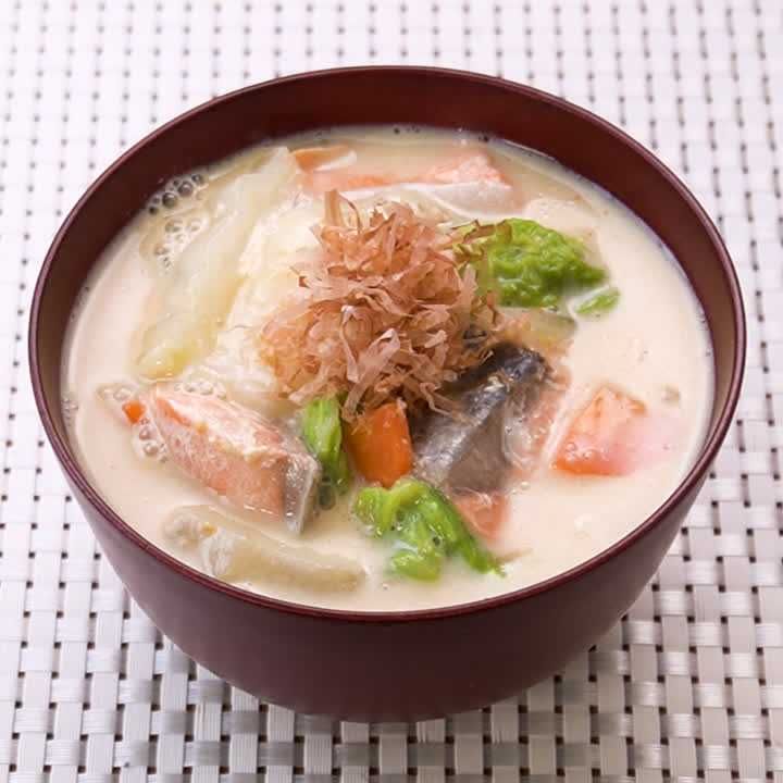 鮭と白菜の豆乳みそ雑煮