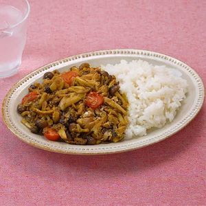 「サバ缶としめじのドライカレー」のレシピ動画