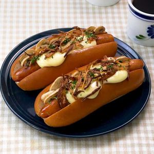 フライド玉ねぎとチーズのホットドッグ