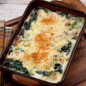 「鶏肉とほうれん草のグラタン」のレシピ動画