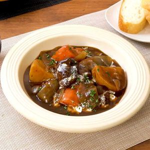 「牛すね肉のビーフシチュー」のレシピ動画