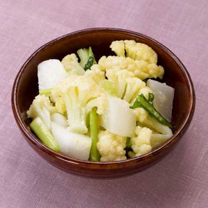 「カリフラワーとかぶのホットマリネ」のレシピ動画