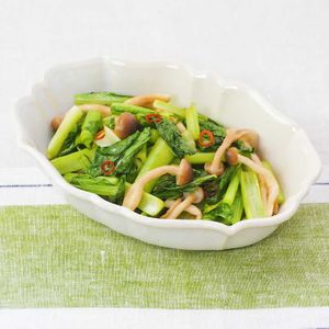 「小松菜としめじのバターレンジ蒸し」のレシピ動画